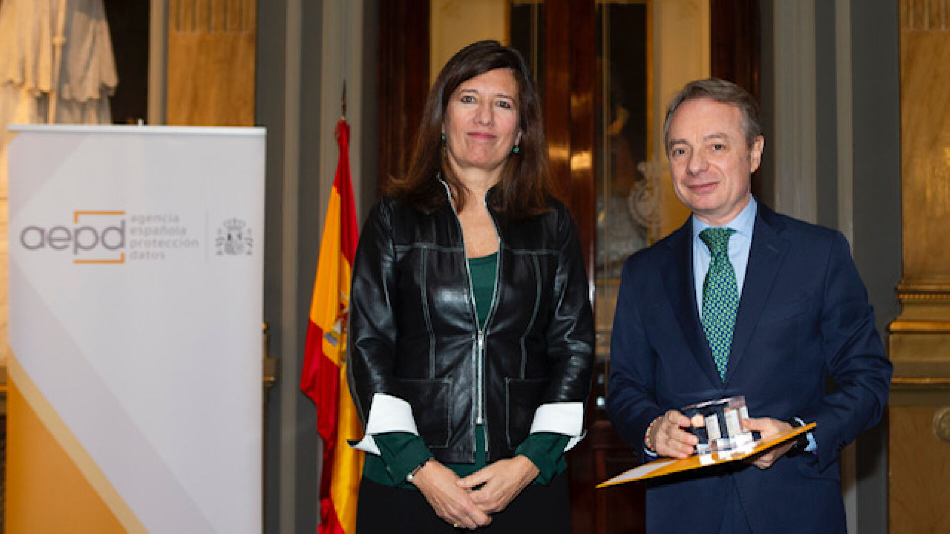 Mar España, directora de la AEPD, y Lorenzo Cooklin, director general Fundación Mutua Madrileña