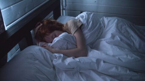 Una chica durmiendo Una chica durmiendo