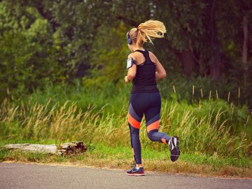 Mujer practicando running mientras escucha música
