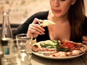 Mujer comiendo pizza