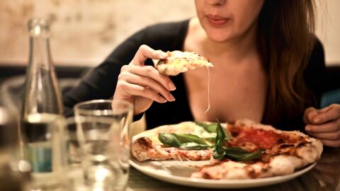Mujer comiendo pizza Mujer comiendo pizza