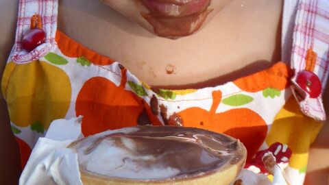 Ni&ntilde;a comiendo chocolate
