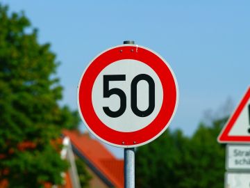 Se&ntilde;al de tr&aacute;fico, l&iacute;mite 50 km/h