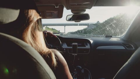 Chica conduciendo