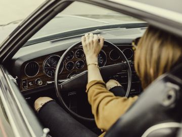 Mujer conduciendo
