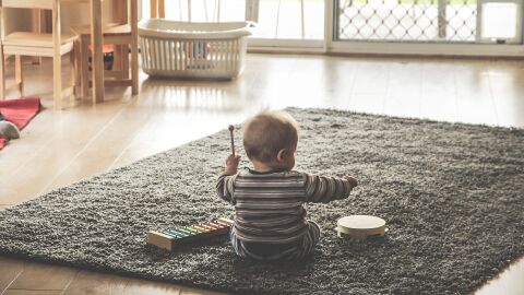 Un ni&ntilde;o jugando en casa