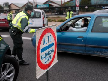 Control de la Guardia Civil de Tr&aacute;fico por el coronavirus