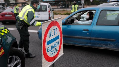 Control de la Guardia Civil de Tráfico por el coronavirus.