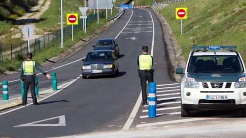 Imagen de archivo de un control de carretera de la Guardia Civil. Imagen de archivo de un control de carretera de la Guardia Civil.