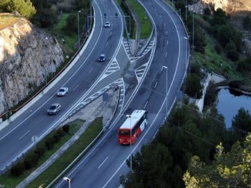 Coches circulando por carretera