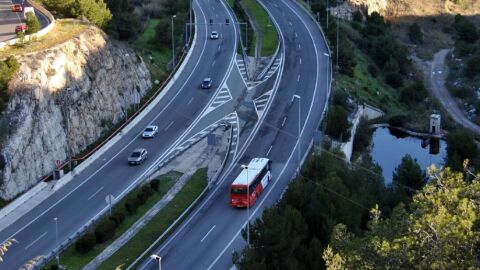 Coches circulando por carretera