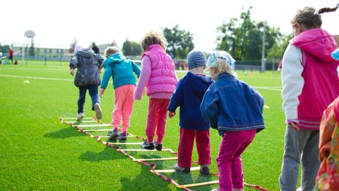Ni&ntilde;os practicando deporte