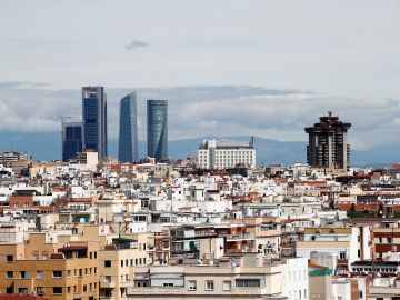 Vista de las Cuatro Torres con un cielo prácticamente limpio de contaminación debido al confinamiento en Madrid. 