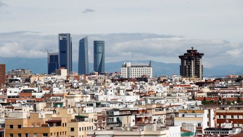 Vista de las Cuatro Torres con un cielo pr&aacute;cticamente limpio de contaminaci&oacute;n debido al confinamiento en Madrid.