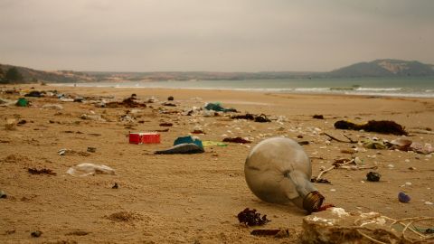Basura en una playa Basura en una playa