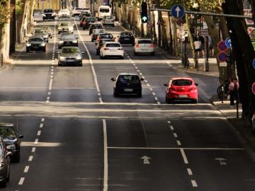 Coches circulando por la ciudad