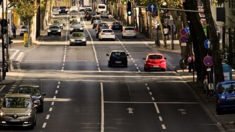Coches circulando por la ciudad Coches circulando por la ciudad