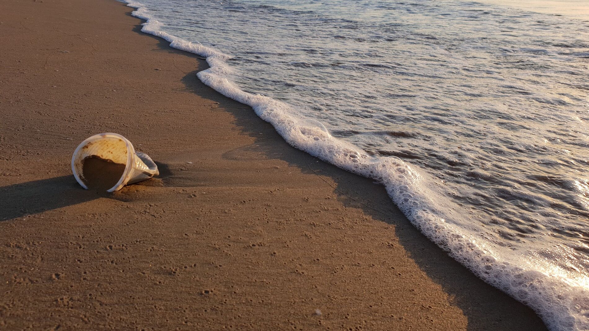 Residuos plásticos en una playa