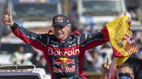 Carlos Sainz, tras su última victoria en el Dakar