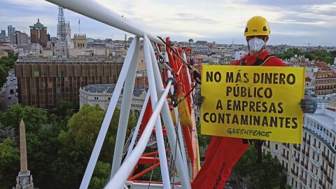 Vista de la pancarta desplegada por Greenpeace en la Plaza de Neptuno, en Madrid, para exigir que no se destine más dinero público a empresas contaminantes Greenpeace