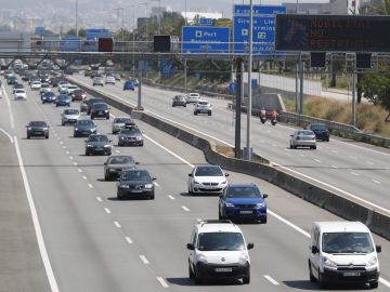 Vista del tr&aacute;fico denso en la C31 direcci&oacute;n Tarragona en plena operaci&oacute;n salida el primer fin de semana de nueva normalidad