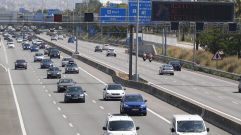 Vista del tráfico denso en la C31 dirección Tarragona en plena operación salida el primer fin de semana de nueva normalidad