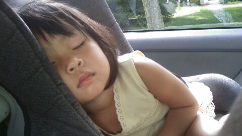 Niña durmiendo en el coche