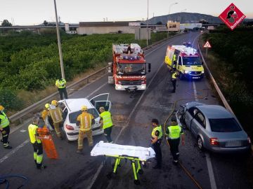 Bomberos Asistiendo en Accidente de tr&aacute;fico