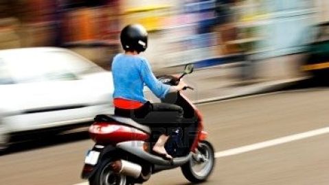 Una scooter en una ciudad