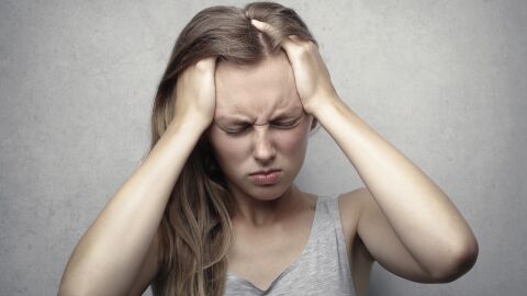 Mujer con dolor de cabeza