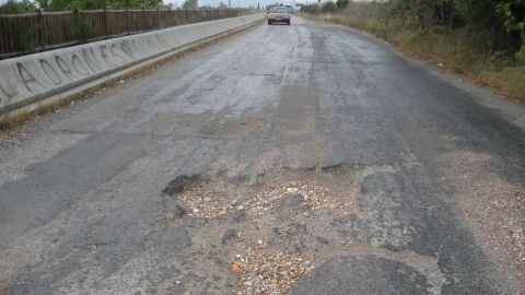 Deterioro de ambas carreteras junto al río Beiro