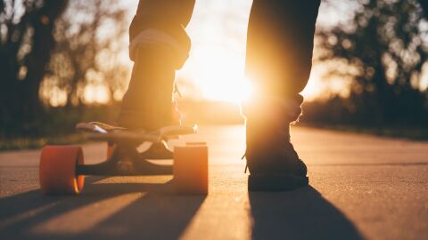 Patinete sobre el asfalto Patinete sobre el asfalto