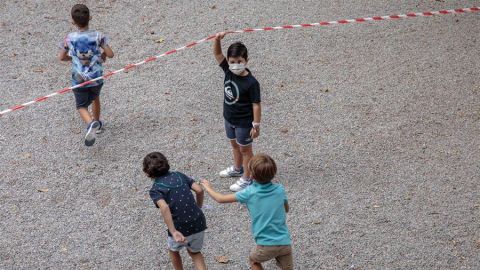 Ni&ntilde;os en el recreo