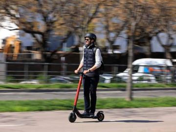 Cupra Ateca y patinete SEAT