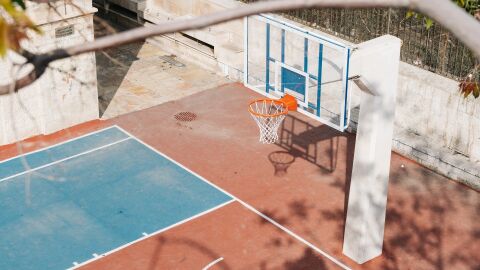 Cancha de baloncesto en un colegio Cancha de baloncesto en un colegio