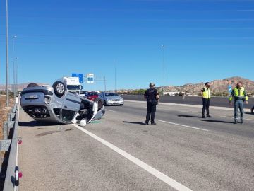 Accidente de circulaci&oacute;n en la autov&iacute;a en Elche.
