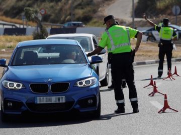 Agentes de la Guardia Civil de Tr&aacute;fico realizan un control de alcoholemia y drogas en la A-79 que une Alicante y Elche