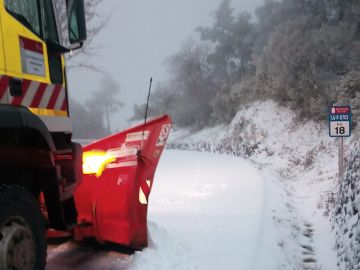 96 operarios y 48 equipos de la Diputaci&oacute;n despejan de nieve m&aacute;s de 80 carreteras de la provincia