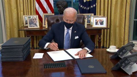 A3 Noticias 1 (21-01-21) Joe Biden estrena su presidencia con la firma de 15 decretos para revertir las pol&iacute;ticas de Donald Trump