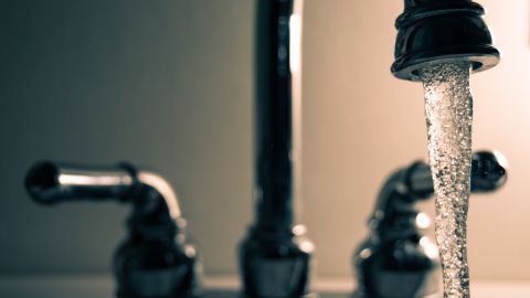El agua de grifo en Vejer de la Frontera deja de ser potable Grifo de Agua