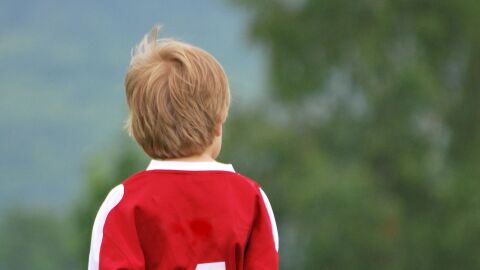 niño haciendo deporte niño haciendo deporte