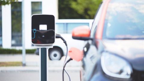 Coche el&eacute;ctrico cargando