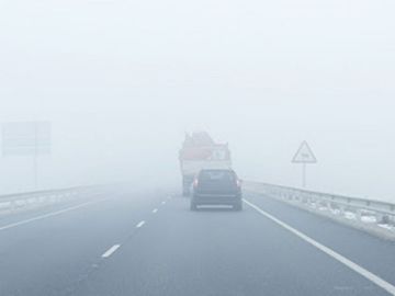 Carretera con niebla