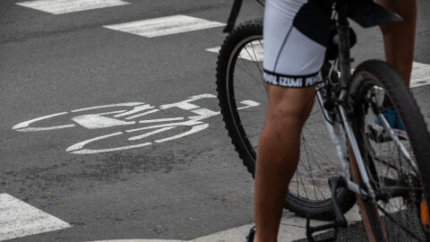 Un ciclista, en la ciudad
