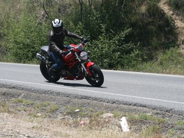 Motorista en una carretera