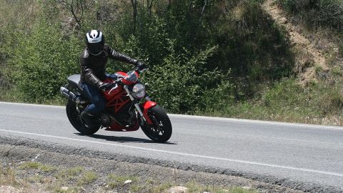 Motorista en una carretera