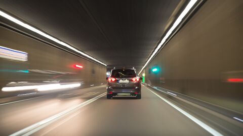 Coche en tunel