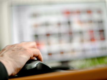 Imagen de archivo de una persona manejando un ordenador