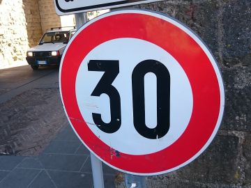 L&iacute;mite de velocidad de 30 km/h de la DGT