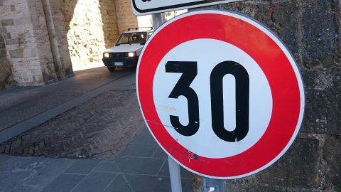 L&iacute;mite de velocidad de 30 km/h de la DGT